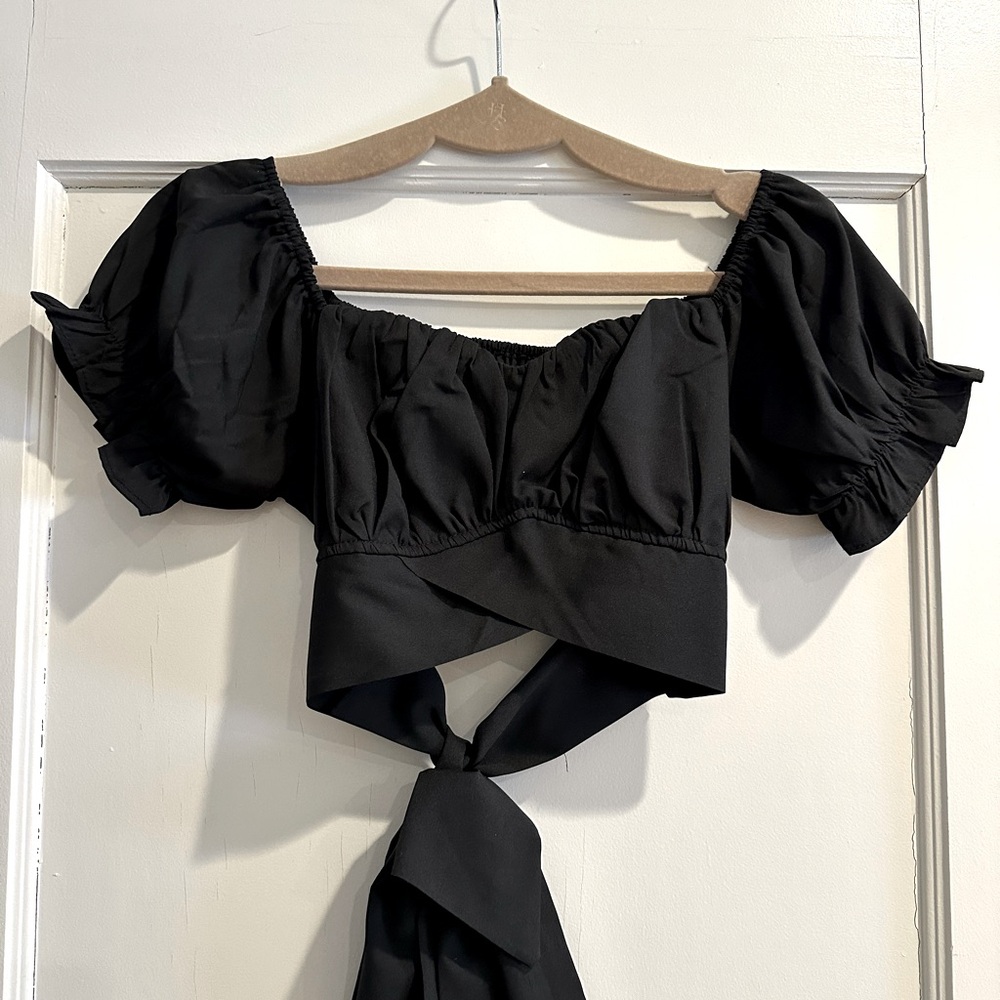 Black cropped shirt with tie back